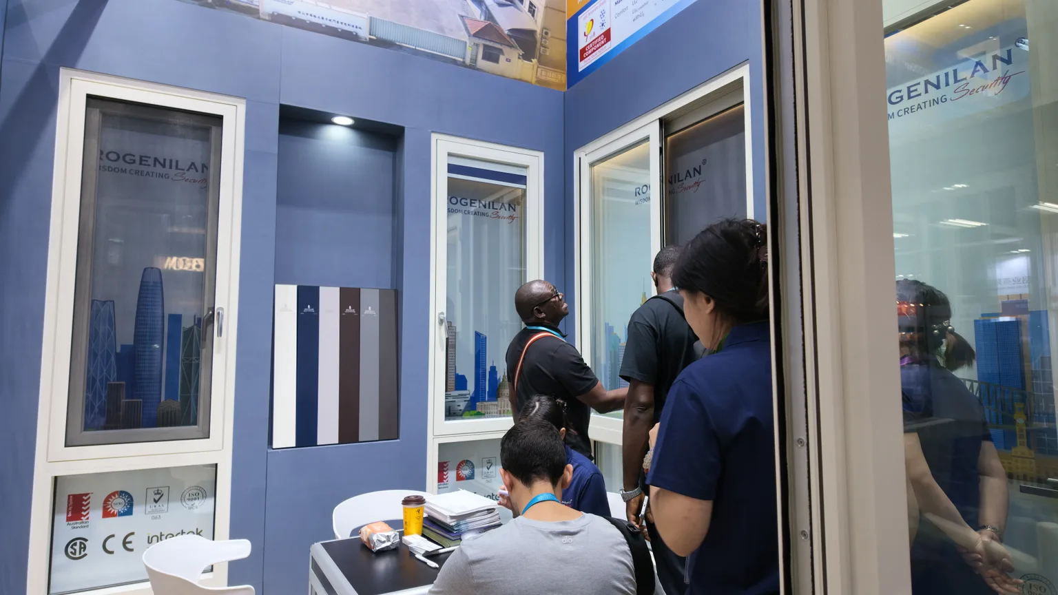 Window and door displays with visitors at the Rogenilan booth in April 2026